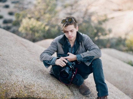 La actuación no es el único talento de este joven de 25 años pues se ha convertido en un aclamado fotógrafo de moda. Parte de su trabajo incluye las imágenes de Kendall Jenner para The Sunday Times, a la actriz Hermione Corfield para Teen Vogue y la actriz Sophie Turner para W Magazine.