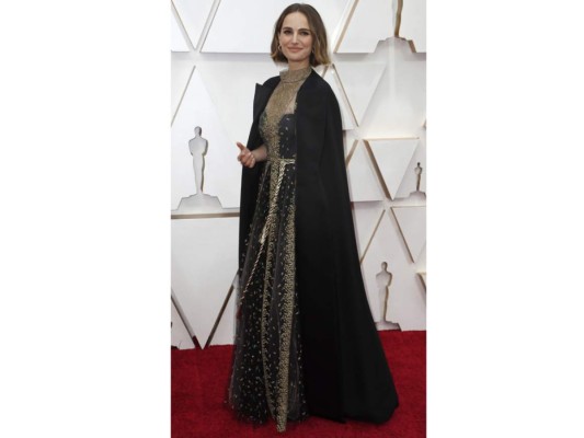 Natalie Portman apostó a un vestido negro bordado de cuello cerrado con una gran capa negra que tenia detalles de grabado como signo de mnifestación con los nombres de las directoras mujeres que no estuvieron nominadas en los premios. <br/>