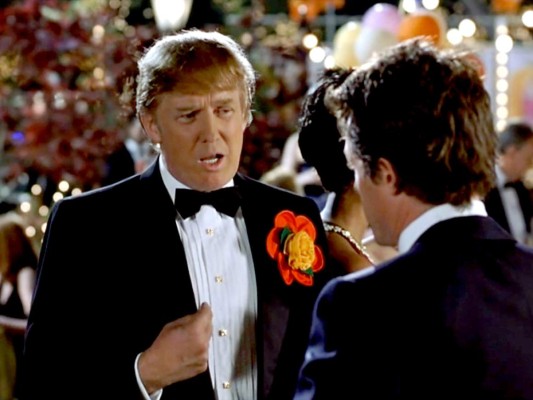 6. Aunque quizás no lo recuerdes, - lo más seguro es que no- Donald tuvo apariciones breves en series como El príncipe de Bel-Air, Sex and the City, El príncipe de Bel Air. Además hizo cameos en Home Alone 2, Zoolander, The Little Rascals y Sabrina, entre muchos otros. Incluso ganó un Razzie Award en la categoría de Peor Actor de Reparto por su interpretación de sí mismo en la película Ghosts Can Do It (1990).