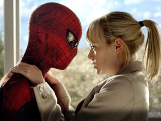 El sorprendente Hombre Araña. El joven Peter Parker aprende a controlar sus poderes cuando se enfrenta al archivillano Lagarto.<br/><br/>
