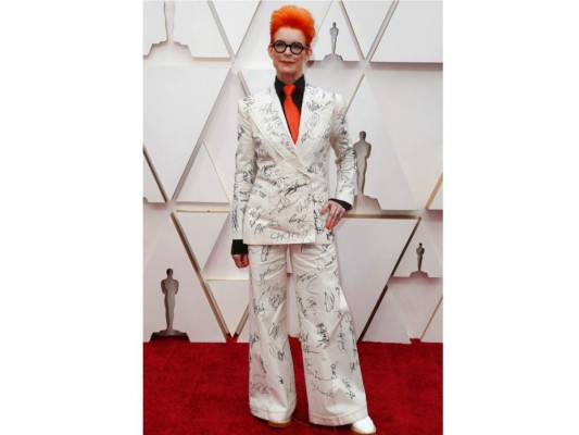 Sandy Powell: la diseñadora del vesturio de The Irishman lució un suit muy a su estilo extravagante pero el estilismo en general estuvo fatal <br/>