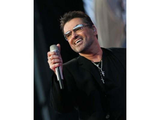 George Michael. Su vida estuvo marcada de escándalos. Fue arrestado en los Estados Unidos por tener sexo público, Michael regresa a los baños públicos, pero esta vez de Londres, donde se le encontró con cocaína y crack.