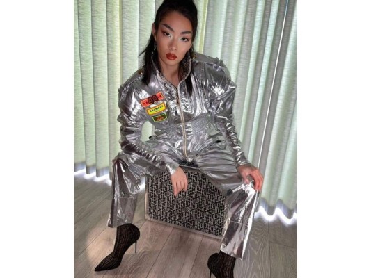 Rina Sawayama: La cantautora y modelos británica- japonesa también participó uniéndose al hashtag promoviendo la firma de moda.