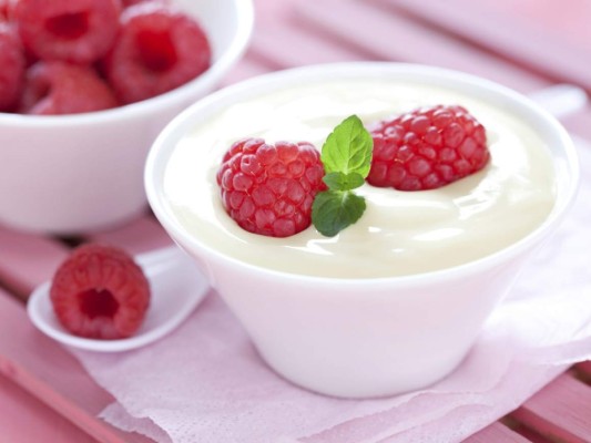 YOGURT. Un envase de yogurt natural apenas contiene 100 calorías. Pero si a ese envase le agregas fruta puede subir a 150 calorías y 26 gramos de azúcar. Así que si te gusta el yogurt, cómpralo fat-free, preferiblemente griego, y endúlzalo con miel natural.<br/>