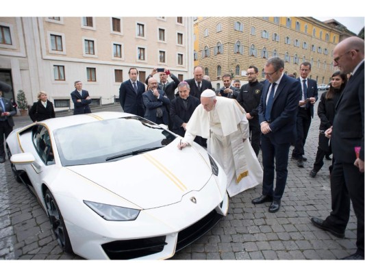 El Papa Francisco bendijo el lujoso deportivo que será subastado próximamente (fotos: AFP)