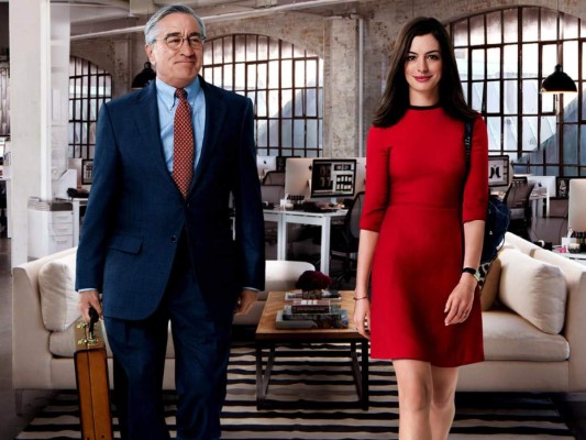 Pasante de Moda. Como buenos amantes de la moda no podíamos dejar de lado esta grandiosa cinta, en la cual compartió protagónico con Robert De Niro. Recibieron una nominación al Teen Choice Award a la mejor película comedia.