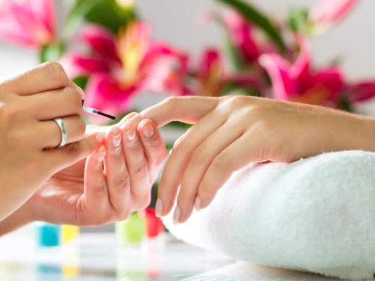 12. Manos impecables. Siempre hazte un manicure. Incluso si no usas esmalte, debes mantener tus manos impecables. Especialmente en esta era digital, cuando todo el mundo está usando constantemente sus dispositivos móviles y las manos se vuelven un foco central.