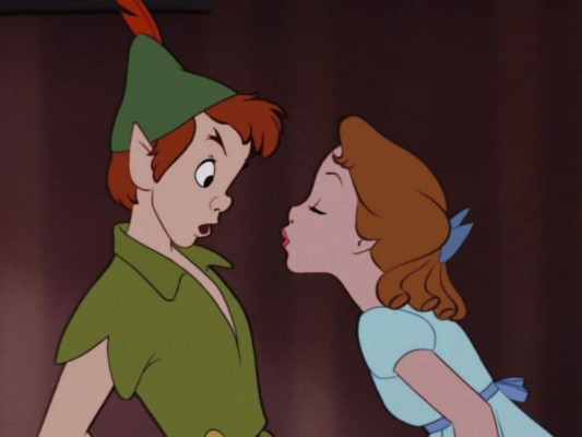 Peter Pan un año después. Ambas cintas fueron fuertemente criticadas por remover la violencia y elementos perturbadores de las historias originales.