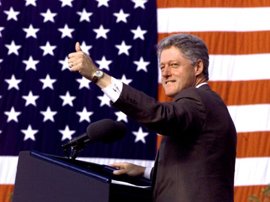 9. Entre tanto, el noveno puesto se lo lleva Bill Clinton (1993-2001), quien hizo su fortuna de 75 millones de dólares no como funcionario público, sino como orador y autor de libros desde su salida de la Casa Blanca.