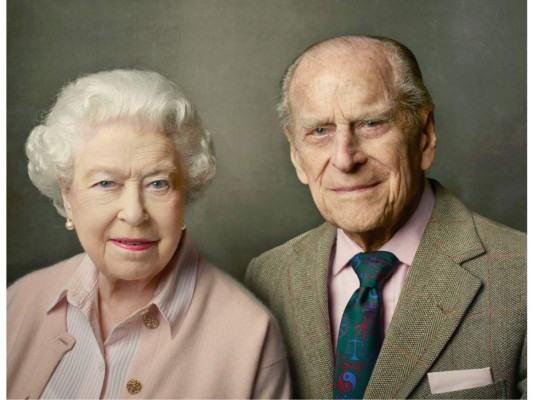 La reina Isabel II preside parada militar y un desfile aéreo por sus 90 años