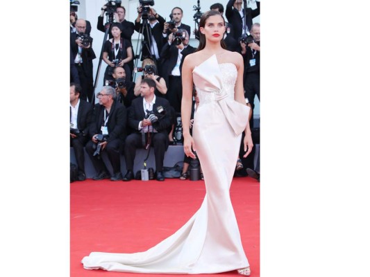 Sara Sampaio in Armani Privé