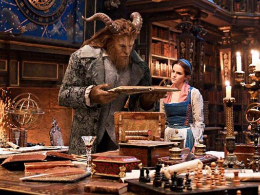 La filmación se terminó en agosto del 2015, 18 meses antes de su estreno. La Bella y la Bestia (2017) Emma Watson protagoniza como Bella y Kevin Kline es Maurice, su padre.