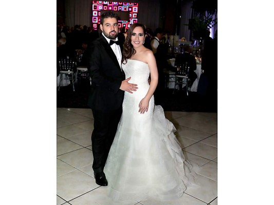 Los nuevos esposos José Luís Vallecillo y Vanessa Nazrala, disfrutaron de una elegante recepción ofrecida por sus padres. Foto:Jorge González