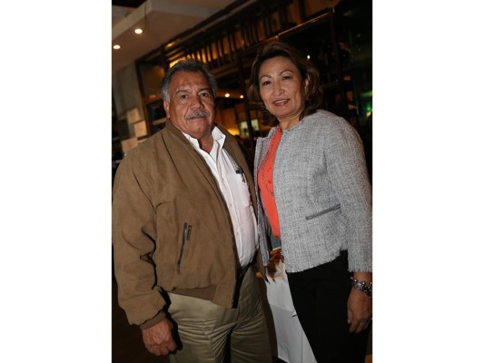 Celebración de la vendimia de Francia en Arno Bistró Café Francais