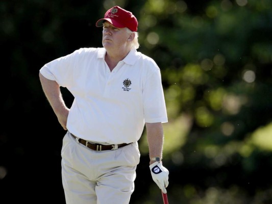 4. El golf es su gran pasión. La mayoría lo sabe y él se ha dedicado a pregonarlo, -y practicarlo en los 17 lujosos campos que tiene en todo el mundo-. “Me encanta ese juego. El golf es una gran herramienta para los negocios, especialmente cuando estás conociendo a alguien, ya sea a un colega o a un potencial socio. A través de los años me ha ayudado inmensamente y sucede que soy muy buen golfista”, dijo en una entrevista.