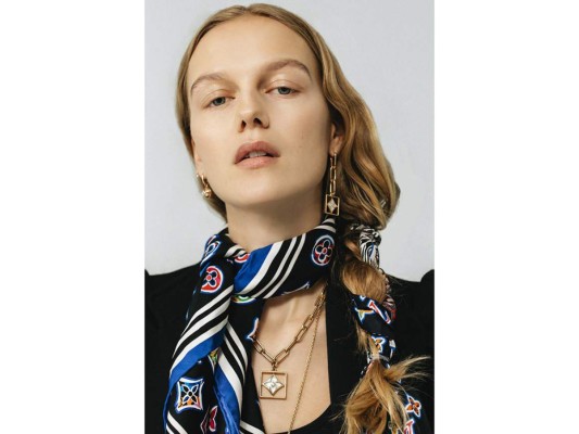 En colores bright, los pañuelos de seda de Louis Vuitton se llevan de diversas maneras, a cual más fashion!