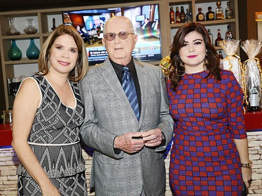 Patricia, Bernard Casanova y Esperanza MacCoy (fotos:Hector Hernández)