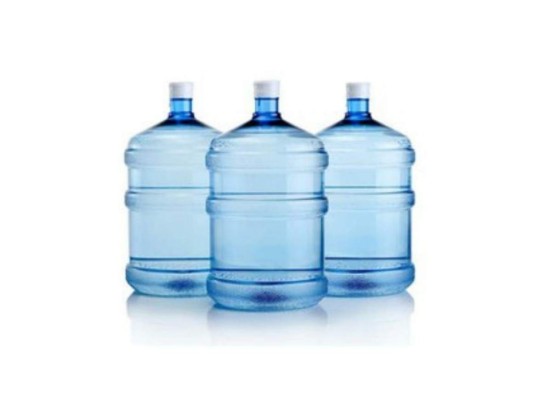 Artículos de primera necesidad: 1 galón de agua por persona y semana.
