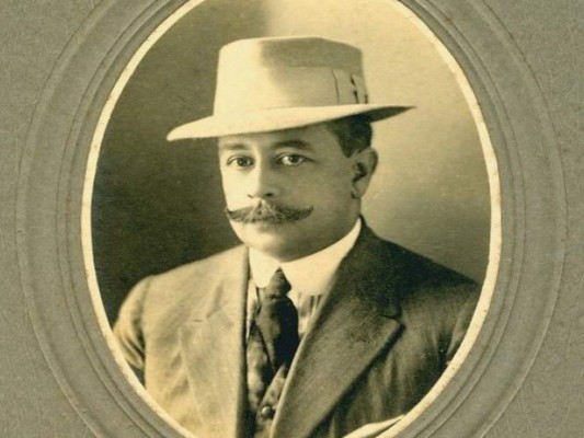 Froylán Turcios. Hondureño polivalente de letras que ejerció como periodista, editor, poeta, antólogo y novelista, considerado como uno de los intelectuales más importantes del siglo XX en Honduras. Una de sus obras más exitosas es El vampiro, publicada en 1910.