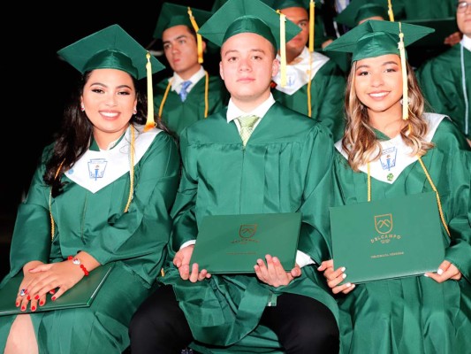 Entrega de títulos de los Seniors 2019 de la Delcampo International School