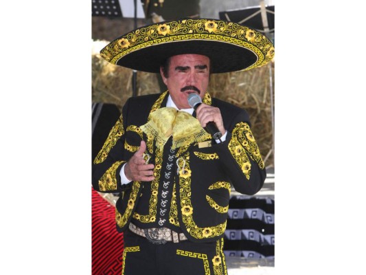 En 2008 cantó el tema “Para Siempre” de la telenovela “Fuego en la sangre” durante la presentación del elenco en su rancho.