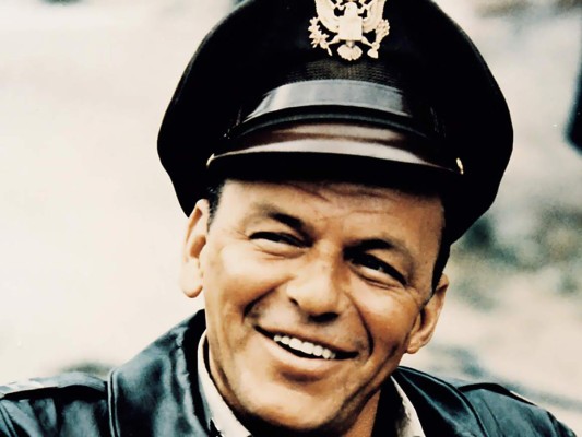 8- Frank Sinatra, fue el único hijo de unos padres que soñaban verlo estudiar ingeniería civil.