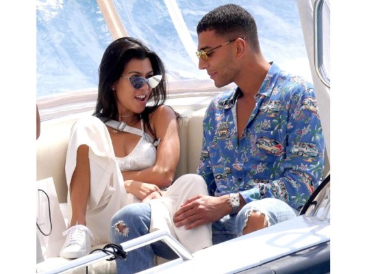 Kourtney Kardashian aparece en Cannes con su nuevo chico