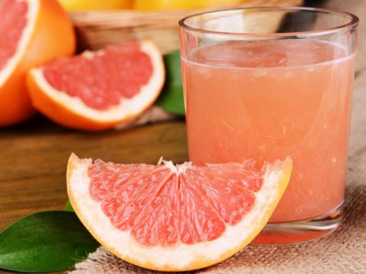 ¡Cuidado! Si estás tomando medicamentos no debes de incluir jugo de toronja en tus desayunos ya que este podría aumentar la cantidad de medicamento que ingresa al torrente sanguíneo.