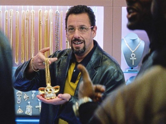 1. Uncut Gems / Diamantes en Bruto (2019).<br/>Este filme, una vez más, demuestra que las actuaciones dramáticas de Adam Sandler a menudo sirven como el verdadero escaparate de su talento. Por este papel, él fue nominado a múltiples premios, llegando a ganar un Independent Spirit Award.