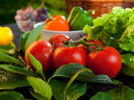 Tomates. Investigaciones científicas han demostrado que el tomate posee una enzima con efectos rejuvenecedores, humectantes y nutrientes en la piel.