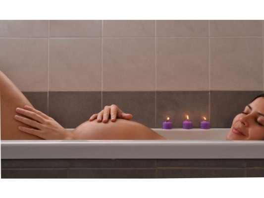 Terapia frío-calor: Una excelente idea para aliviar el dolor articular es tomar una reconfortante ducha con agua caliente o tibia. De igual forma, puedes optar por utilizar una bolsa de hielo y ponerla sobre las partes del cuerpo que te duelen.