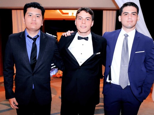 Prom: Seniors 2019 de la Discovery School fueron homenajeados con elegante velada