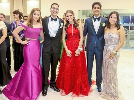 Elegancia y brindis en la fiesta del Instituto Bilingüe Valle de Sula 2019  