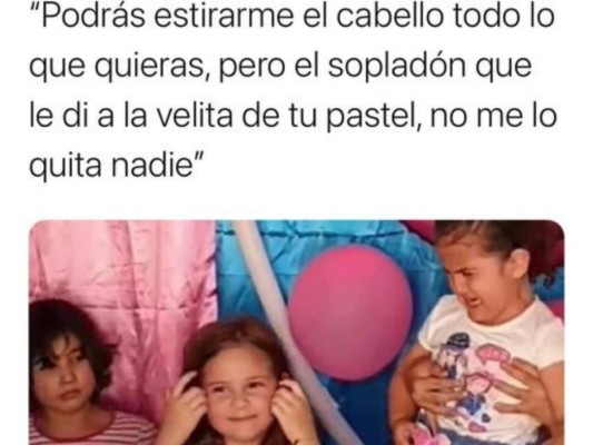 Mejores memes de las dos niñas peleando por soplar la velita