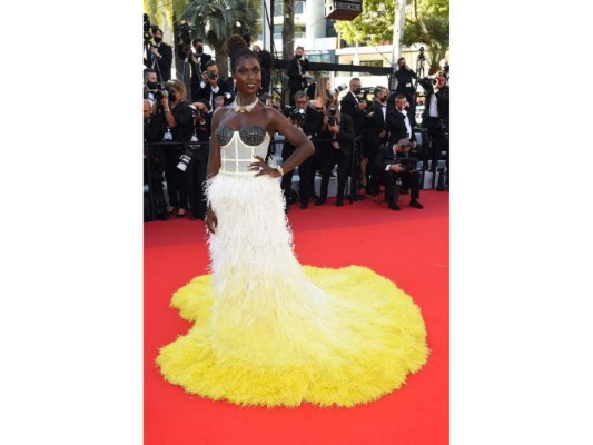 Jodie Turner-Smith le hizo un guiño a las tendencias del corsé con su atuendo personalizado por Gucci. Su falda estaba cubierta por plumas y era un degradado de blanco a amarillo.