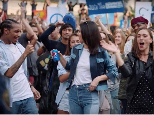 Pepsi retiró el polémico video que protagoniza Kendall Jenner