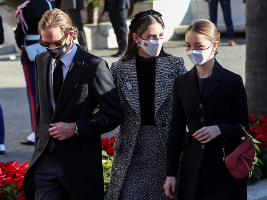 Andrea Casiraghi con su esposa Tatiana Santo Domingo y su hermana Alexandra de Hanover (Photo by Valery HACHE / AFP)