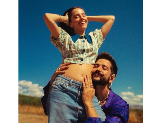 ¿Recuerdas cuando Evaluna y Camilo anunciaron que serían padres con una hermosa canción? Todo el internet se llenó de ternura y emoción por el nuevo integrante de la familia Echeverry Montaner, especialmente después de que se descubrió que la cantante había tenido problemas de fertilidad. Ahora ella se encuentra disfrutando de su tercer trimestre de embarazo y, junto con su esposo, se ha dedicado a mantener a sus respectivas familias y a todos sus seguidores ansiosos por saber si Índigo será niño o niña. Recorre y disfruta de algunas de las fotos del embarazo de la menor de los hijos de Ricardo Montaner ¡Mira qué linda!