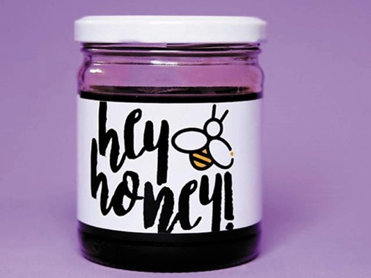 HEY HONEY. Miel de abeja pura y todos los productos deriva-dos de la colmena, esa es la propuesta de Hey Honey, pro-ductos sin aditivos, colorantes ni preservantes. No dudes en probar dos de sus especiali-dades: Miel de tatascan y Miel de flor de café, una vez que tu paladar sienta esa explosión de sabores se convertirá en tu favorita. @heyhoneyhn
