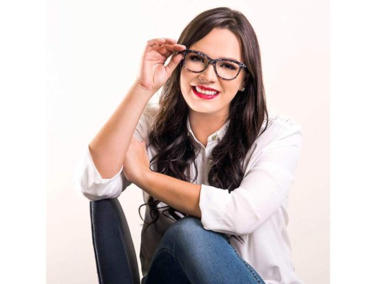 Carmen Boquín, es una mujer multifacética, ha incursionado en la radio, televisión y prensa escrita, Carmen empezó siendo presentadora del programa Espectáculos TVC, después trabajó en Diario Diez en 2013, donde entrevistaba a futbolistas. Además, tuvo la oportunidad de cubrir una Eurocopa para dicho medio escrito y fue locutora en una radio hondureña. Actualmente destaca en el canal deportivo beINsport