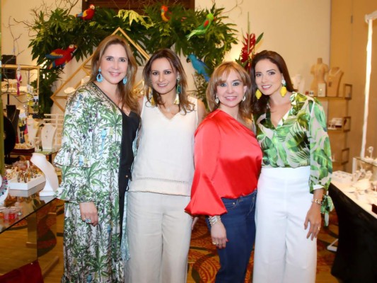 La anfitriona del cóctel Mothers Day Carolina Kafati con las invitadas Wendy Rajan, Laura Blanco y Vanessa Guillén. Foto:Gersón Alachán