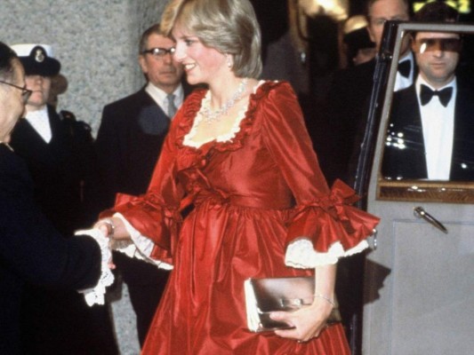 Diana de Gales<br/>¿Diana quiso recordarnos que era parte de la realeza con este vestido de David Sassoon? Durante sus dos embarazos, la ropa de maternidad de la princesa usualmente era considerada triste y grande, pero el público siempre estuvo fascinado por ella.<br/>