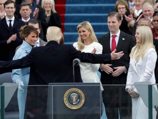 El presidente Donald Trump abre sus brazos hacia su familia: Barron, Melania, Ivanka, Eric y Tiffany Trump luego del discurso del mandatario en el West Front del Capitolio