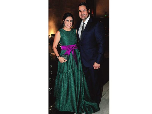 Héctor Bustillo y Sara Bogran celebran por su amor