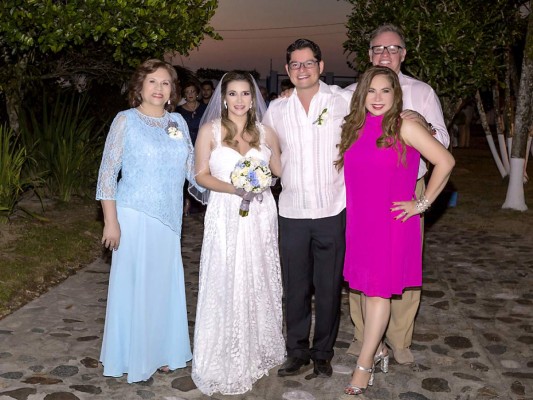 Romántica boda protagonizan Carlo Sierra y Melissa Figueroa   