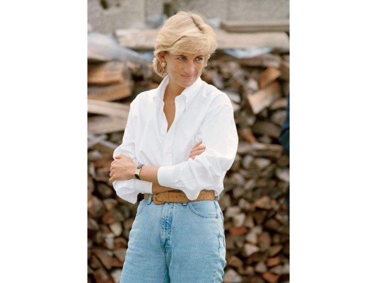 Icono de la moda, Lady Di también supo llevar los mama jeans con su propio estilo.