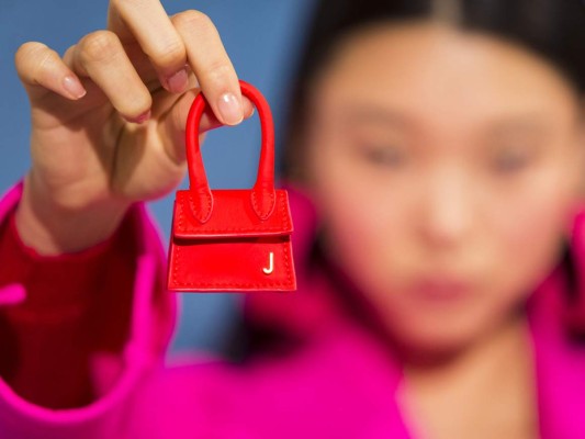 Aunque Jacquemus las viralizó en redes sociales , anteriormente muchos diseñadores como Carolina Herrera y Brandon Maxwell las habían incluído en sus colecciones. Hoy te presentamos 5 tiny handbags que sin duda debes agregar a todos tus outfits.