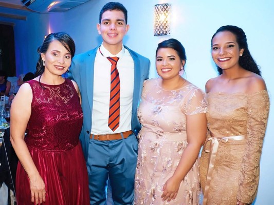 Angel Mencía y Tania Portillo celebran su boda eclesiástica