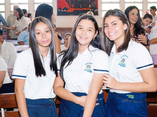 Estudiantes de la escuela Santa María del Valle celebran confirmación