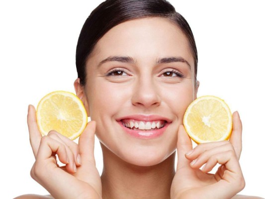 Jugo de Limón: el limón es para tenerle cuidado, lo que causará este producto es generar saliva suficiente para poder hidratar tus labios. Para que esto funcione, debes tomar un vaso de jugo de limón cada noche y verás cómo cambian tus labios.